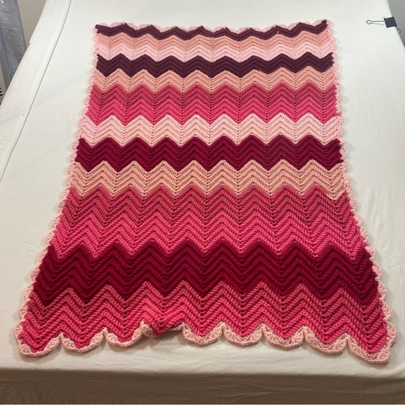 Vintage Crochet Throw blanket Ombré Pink Shamrock Handmade blanket Granny Boho - Picture 2 of 4